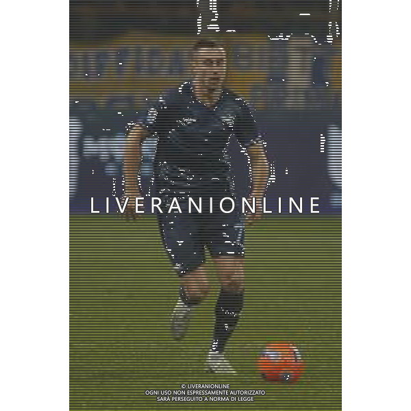 Adam Marusic of SS Lazio play the ball during Parma Calcio vs SS Lazio, 15° Serie A Enilive 2025-26 game at Ennio Tardini in Parma (PR), Italy, on Dicember 13, 2025. (Photo by Davide Casentini)- AGENZIA ALDO LIVERANI SAS