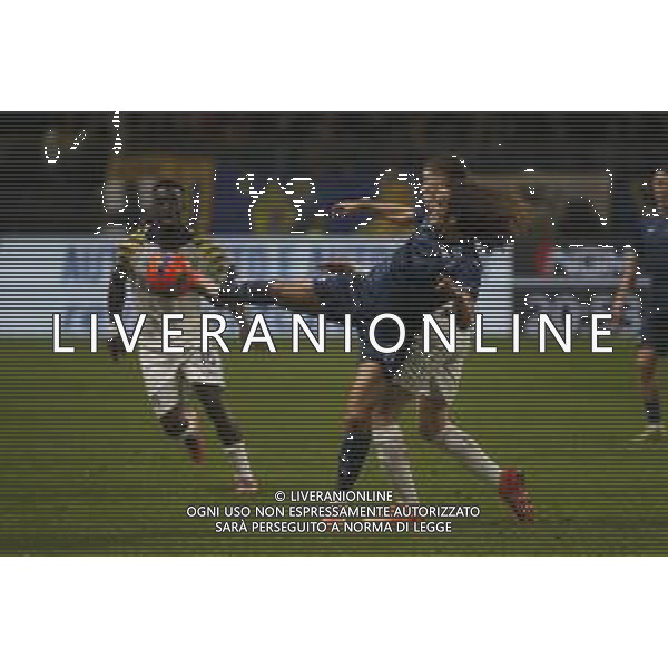 Mattéo Guendouzii of SS Lazio battle for the ball with Nahuel Estevez of Parma AC during Parma Calcio vs SS Lazio, 15° Serie A Enilive 2025-26 game at Ennio Tardini in Parma (PR), Italy, on Dicember 13, 2025. (Photo by Davide Casentini)- AGENZIA ALDO LIVERANI SAS