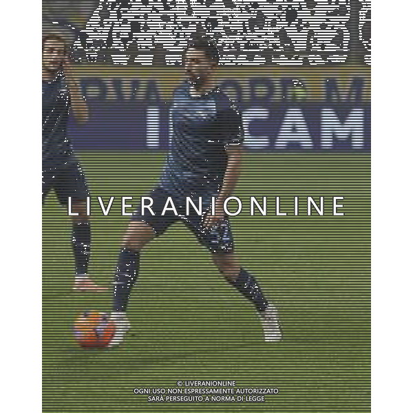 Danilo Cataldi of SS Lazio play the ball during Parma Calcio vs SS Lazio, 15° Serie A Enilive 2025-26 game at Ennio Tardini in Parma (PR), Italy, on Dicember 13, 2025. (Photo by Davide Casentini)- AGENZIA ALDO LIVERANI SAS