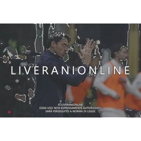 Carlos Cuesta Head Coach of Parma AC claps the hand during Parma Calcio vs SS Lazio, 15° Serie A Enilive 2025-26 game at Ennio Tardini in Parma (PR), Italy, on Dicember 13, 2025. (Photo by Davide Casentini)- AGENZIA ALDO LIVERANI SAS