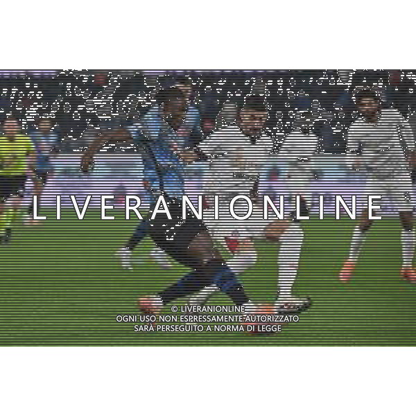 TVRG Atalanta vs Cagliari nella foto Odilon Kossounou (Atalanta) e Alessandro Deiola (Cagliari) Bergamo 13-12-2025 New Balance Arena - Stadio di Bergamo Atalanta vs Cagliari Campionato Serie A Enilive - 15a giornata foto Roberto Garavaglia/Agenzia Aldo Liverani sas