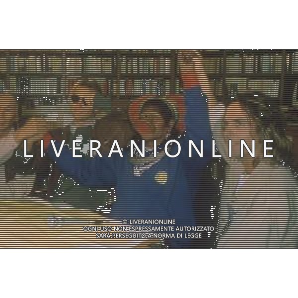 DIAP-RETROSPETTIVA STING CANTANTE NELLA FOTO STING CON RAOMI E JEAN PIERRE DUTILLEUX A MILANO NELL\'ANNO 1989 AG ALDO LIVERANI SAS