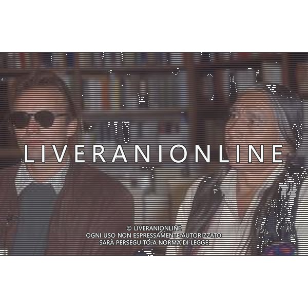 DIAP-RETROSPETTIVA STING CANTANTE NELLA FOTO STING CON CORVO ROSSO A MILANO NELL\'ANNO 1989 AG ALDO LIVERANI SAS