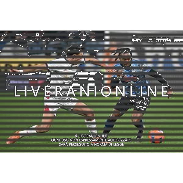 TVRG Atalanta vs Cagliari nella foto Gabriele Zappa (Cagliari) e Ademola Lookman (Atalanta) Bergamo 13-12-2025 New Balance Arena - Stadio di Bergamo Atalanta vs Cagliari Campionato Serie A Enilive - 15a giornata foto Roberto Garavaglia/Agenzia Aldo Liverani sas
