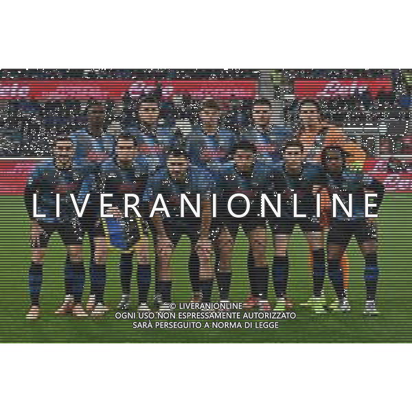 TVRG Atalanta vs Cagliari nella foto formazione Atalanta, in piedi da SX Odilon Kossounou (Atalanta), Gianluca Scamacca (Atalanta), Charles de Ketelaere (Atalanta), Berat Djimsiti (Atalanta) e Marco Carnesecchi (Atalanta); in basso da SX Davide Zappacosta (Atalanta), Marten de Roon (Atalanta), Sead Kolasinac (Atalanta), Ederson Jose’ dos Santos (Atalanta), Lorenzo Bernasconi (Atalanta) e Ademola Lookman (Atalanta) Bergamo 13-12-2025 New Balance Arena - Stadio di Bergamo Atalanta vs Cagliari Campionato Serie A Enilive - 15a giornata foto Roberto Garavaglia/Agenzia Aldo Liverani sas