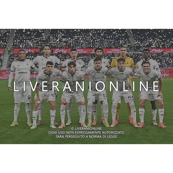 TVRG Atalanta vs Cagliari nella foto formazione Cagliari, in piedi da SX Michael Folorunsho (Cagliari), Gennaro Borrelli (Cagliari), Alessandro Deiola (Cagliari), Sebastiano Luperto (Cagliari), Elia Caprile (Cagliari) e Nichel Ndary Adopo (Cagliari); in basso da SX Adam Obert (Cagliari), Marco Palestra (Cagliari), Juan Rodriguez (Cagliari), Sebastiano Esposito (Cagliari) e Gabriele Zappa (Cagliari) Bergamo 13-12-2025 New Balance Arena - Stadio di Bergamo Atalanta vs Cagliari Campionato Serie A Enilive - 15a giornata foto Roberto Garavaglia/Agenzia Aldo Liverani sas