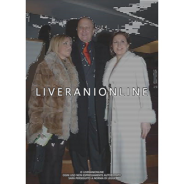 Milano 07/02/2006 Spettacolo TOC-TOC nella foto: Massimo Boldi con figlie Manuela e Micaela foto Danilo Recalcati / AG.Aldo Liverani