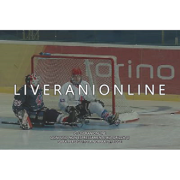 TORINO 08/02/2006 IX PAROLIMPIADI INVERNALI ICE SLEDGE HOCKEY MASCHILE NELLA FOTO LA NAZIONALE INGLESE IN ALLENAMENTO PH GIGI ARCAINI/AG. ALDO LIVERANI