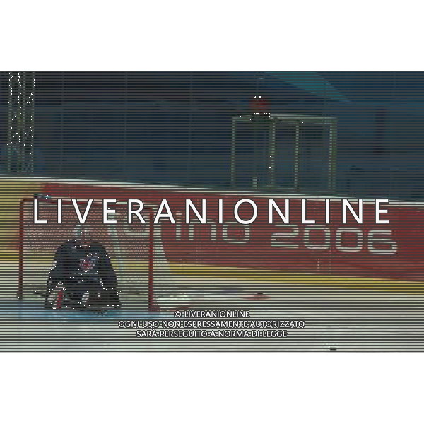 TORINO 08/02/2006 IX PAROLIMPIADI INVERNALI ICE SLEDGE HOCKEY MASCHILE NELLA FOTO LA NAZIONALE INGLESE IN ALLENAMENTO PH GIGI ARCAINI/AG. ALDO LIVERANI