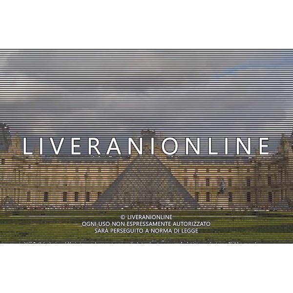 ARCHIVIO ALDO LIVERANI S A S NELLA FOTO Louvre Pyramid under stormy skies in Paris, France AGENZIA ALDO LIVERANI 