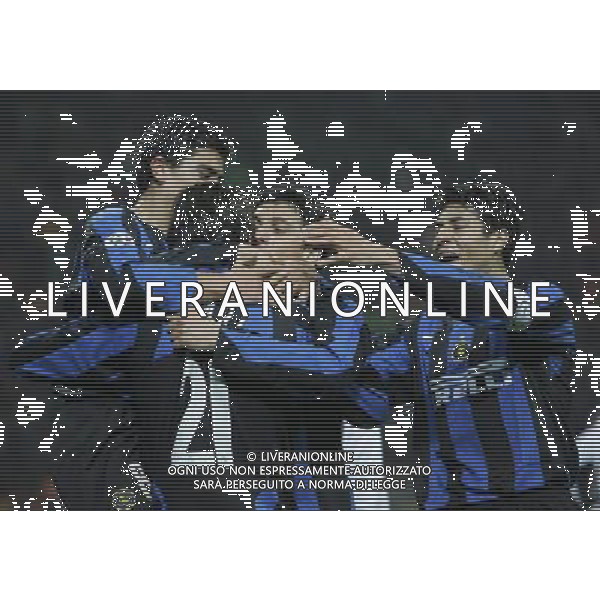 Milano 22-03-2006 coppa italia tim cup 2005/06 inter-udinese 1:0 nella foto solari esulta dopo il gol con i compagni ph marco luzzani/ag aldo liverani s.a.s.