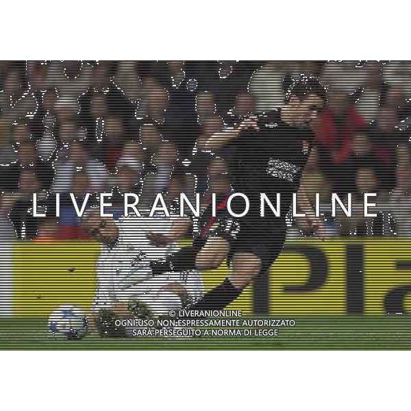 Real Madrid - Lione champions league 22/11/2005 nella foto roberto carlos e reveillere ph luzzani/agenzia aldo liverani