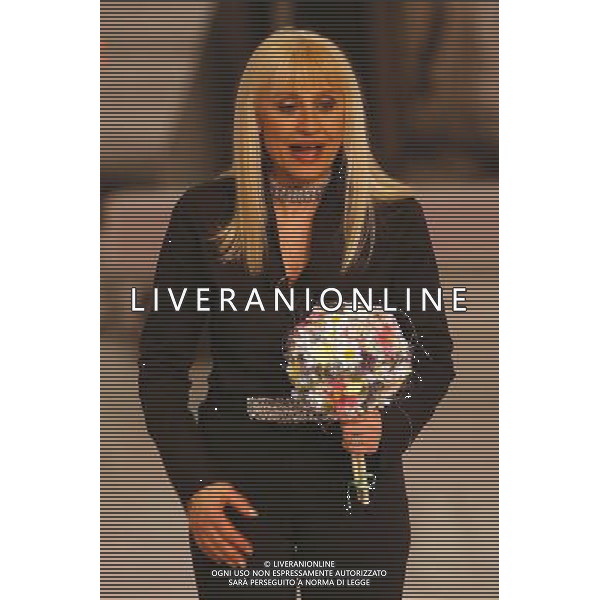 Roma 25/03/2006 - Trasmissione televisiva \' Amore \' condotta da Raffaella Carra\' in onda alle 21.00 su Raiuno. Nella foto: Raffaella Carra\' ph TvPhoto/Ag. Aldo liverani