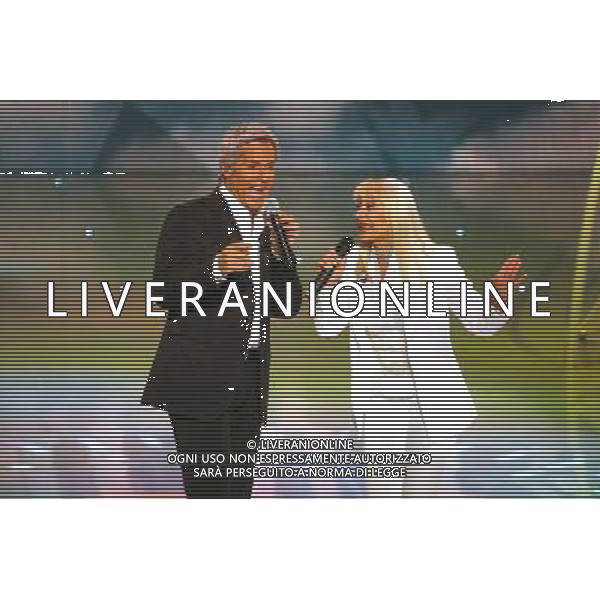 Roma 25/03/2006 - Trasmissione televisiva \' Amore \' condotta da Raffaella Carra\' in onda alle 21.00 su Raiuno. Nella foto: Claudio Baglioni e Raffaella Carra\' ph TvPhoto/Ag. Aldo liverani
