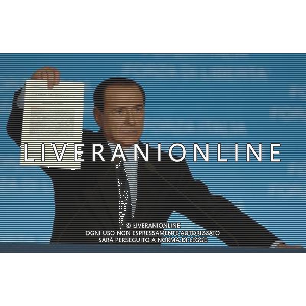 ROMA, 5 APRILE 2006 ELEZIONI POLITICHE 2006: CHIUSURA CAMPAGNA ELETTORALE DI FORZA ITALIA AL PALAFIERA. NELLA FOTO: SILVIO BERLUSCONI PH AGENZIA ALDO LIVERANI