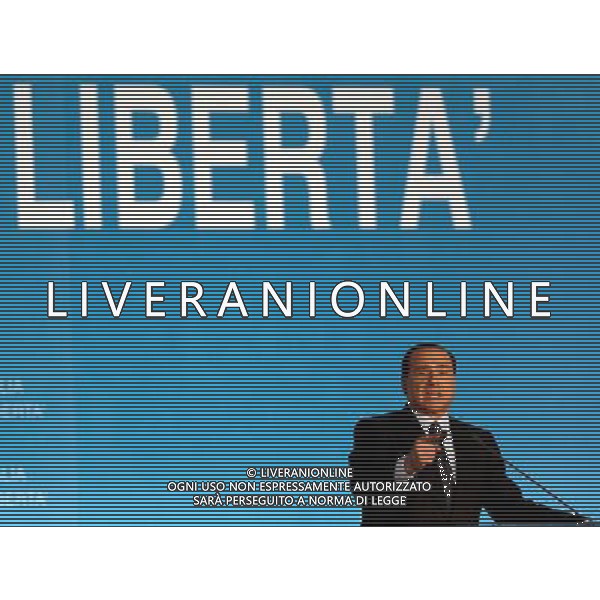 ROMA, 5 APRILE 2006 ELEZIONI POLITICHE 2006: CHIUSURA CAMPAGNA ELETTORALE DI FORZA ITALIA AL PALAFIERA. NELLA FOTO: SILVIO BERLUSCONI PH AGENZIA ALDO LIVERANI