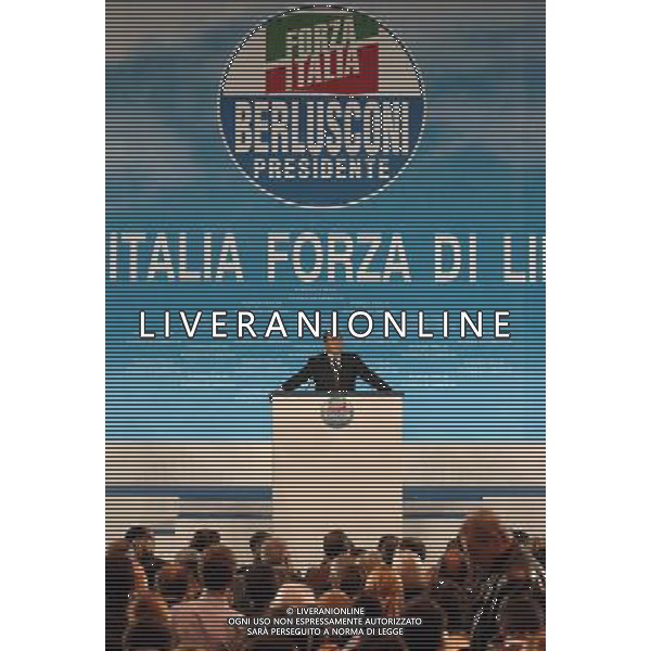 ROMA, 5 APRILE 2006 ELEZIONI POLITICHE 2006: CHIUSURA CAMPAGNA ELETTORALE DI FORZA ITALIA AL PALAFIERA. NELLA FOTO: SILVIO BERLUSCONI PH AGENZIA ALDO LIVERANI