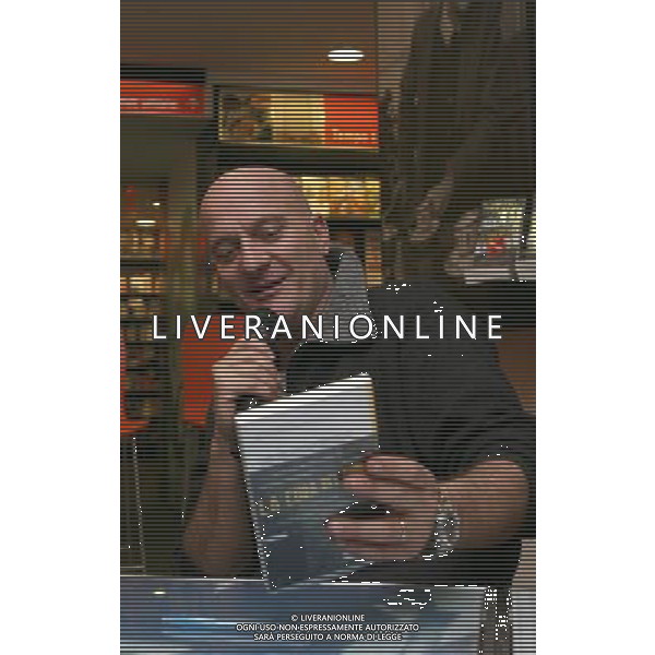 MILANO 6 APRILE 2006 CLAUDIO BISIO PRESENTA IL LIBRO \' LA CURA DEL GORILLA\' NELLA FOTO: CLAUDIO BISIO PH FRANKY/AG LIVERANI