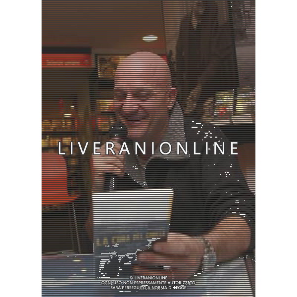 MILANO 6 APRILE 2006 CLAUDIO BISIO PRESENTA IL LIBRO \' LA CURA DEL GORILLA\' NELLA FOTO: CLAUDIO BISIO PH FRANKY/AG LIVERANI