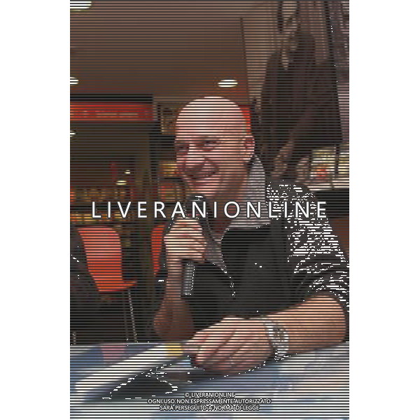 MILANO 6 APRILE 2006 CLAUDIO BISIO PRESENTA IL LIBRO \' LA CURA DEL GORILLA\' NELLA FOTO: CLAUDIO BISIO PH FRANKY/AG LIVERANI