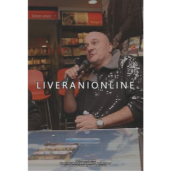 MILANO 6 APRILE 2006 CLAUDIO BISIO PRESENTA IL LIBRO \' LA CURA DEL GORILLA\' NELLA FOTO: CLAUDIO BISIO PH FRANKY/AG LIVERANI