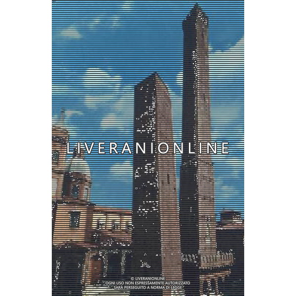 Bologna Cittˆ Torre Asinelli alta m.97,60 e la Garisenda alta m. 47,500 secolo XII ph archivio giovanni liverani/ag. aldo liverani