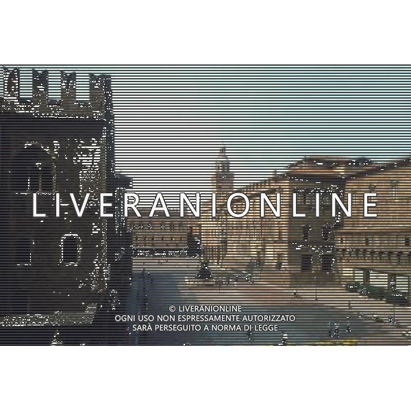 Bologna Cittˆ Piazza del Nettuno fra i Palazzi di Re Enzo dei Notai e d\'Accursio ph archivio giovanni liverani/ag. aldo liverani