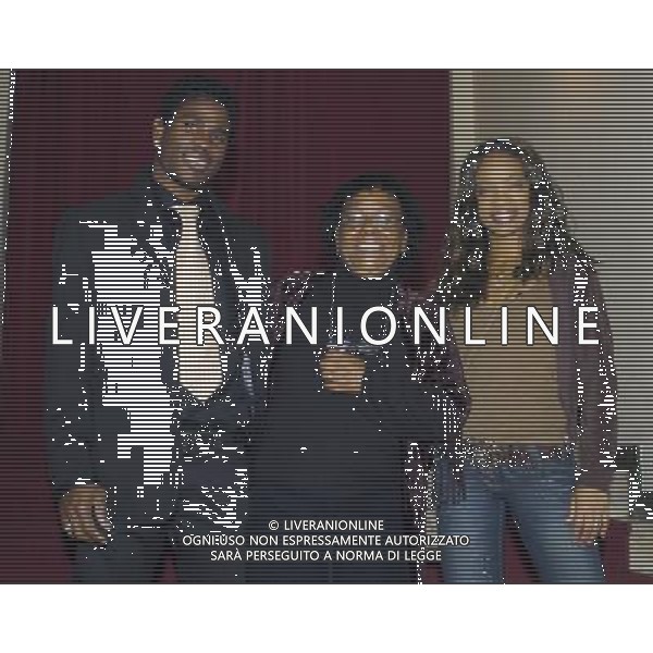 MILANO 10-4-06 TEATRO SMERALDO PRESENTAZIONE DELLO SPETTACOLO \'LADY SALSA\' nella foto: trinidad rolando coi ballerini PH: CAPRA/LIVERANI