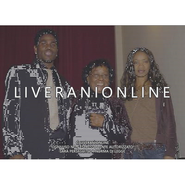 MILANO 10-4-06 TEATRO SMERALDO PRESENTAZIONE DELLO SPETTACOLO \'LADY SALSA\' nella foto: trinidad rolando coi ballerini PH: CAPRA/LIVERANI