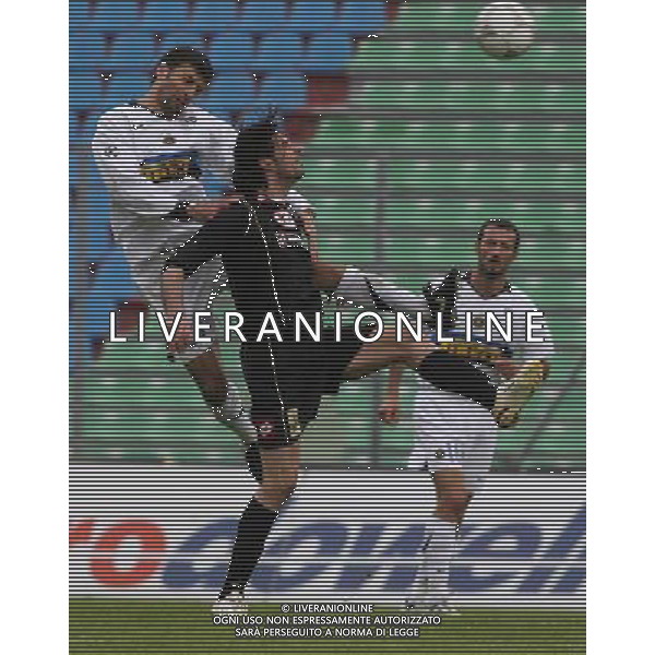 Udine 11-04-2006 Coppa italia semifinalie Udinese-Inter vincenzo iaquinta in contrasto con samuel walter Foto Filippo Venezia-Ag: Aldo Liverani