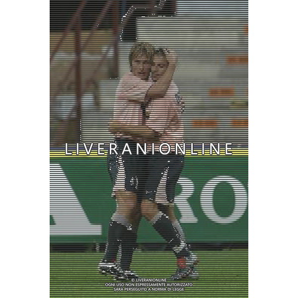 MILANO 17-08-2003 TROFEO LUIGI BERLUSCONI NELLA FOTO: PAVEL NEDVED ABBRACCIA ALEX DEL PIERO DOPO IL GOL* FOTO: MANUELA VIGANTI PRESSPHOTO/ AG. ALDO LIVERANI S.A.S