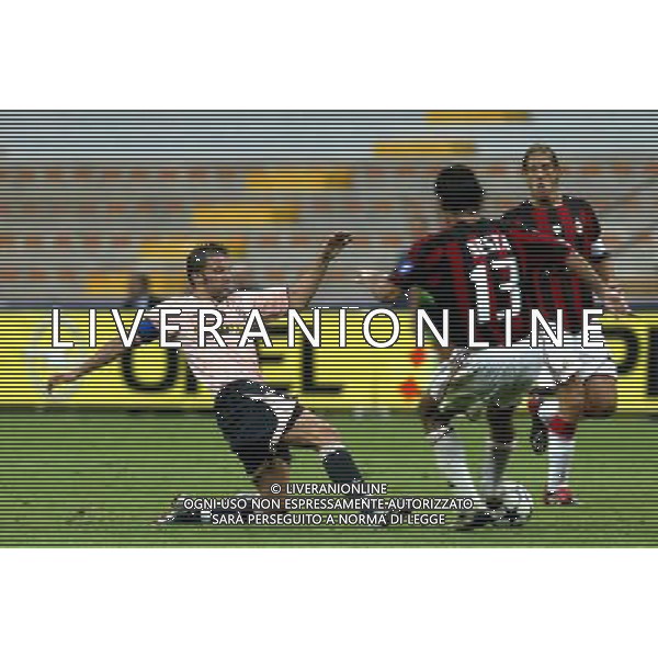 MILANO 17-08-2003 TROFEO LUIGI BERLUSCONI NELLA FOTO: ALEX DEL PIERO CONTRASTA ALESSANDRO NESTA* FOTO: MANUELA VIGANTI PRESSPHOTO/ AG. ALDO LIVERANI S.A.S