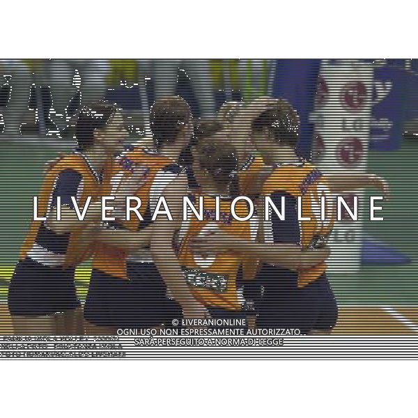 FAMILIA IMOLA VOLLEY 2000/01 NELLA FOTO ESULTANZA IMOLA FOTO ROMANI/AG.ALDO LIVERANI