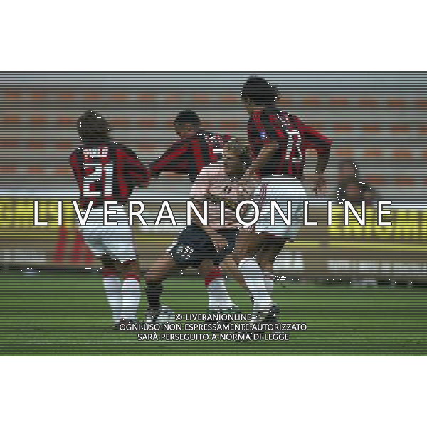 MILANO 17-08-2003 TROFEO LUIGI BERLUSCONI NELLA FOTO: PAVEL NEDVED NELLA MORSA DEI DIFENSORI ROSSONERI* FOTO: ALESSANDRO FALZONE / AG. ALDO LIVERANI S.A.S