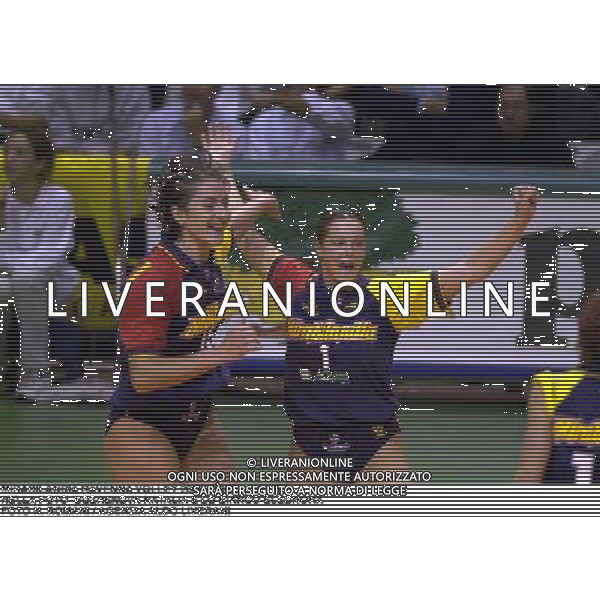 MIRABILANDIA RAVENNA VOLLEY 2000/2001 NELLA FOTO BOZHENOVA NATALIA E LO BIANCO ELEONORA FOTO N. ROMANI / AGENZIA ALDO LIVERANI