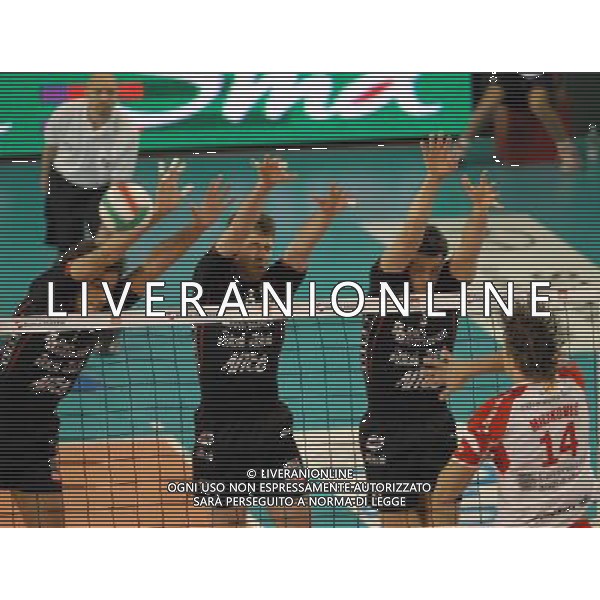 CAMPIONATO DI VOLLEY A1 MASCHILE 08/05/2006-FINALE SCUDETTO GARA1 LUBE MACERATA-SISLEY TREVISO NELLAFOTO:FEI,TENCATI,CISOLLA(SISLEY)-MILJKOVIC(LUBE) PH.VITEZ/AG ALDO LIVERANI
