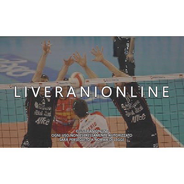 CAMPIONATO DI VOLLEY A1 MASCHILE 08/05/2006-FINALE SCUDETTO GARA1 LUBE MACERATA-SISLEY TREVISO NELLA FOTO:TENCATI,CISOLLA(SISLEY) PH.VITEZ/AG ALDO LIVERANI