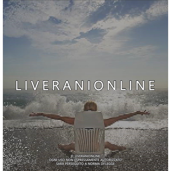 ARCHIVIO ALDO LIVERANI S A S NELLA FOTO RELAX AL MARE AGENZIA ALDO LIVERANI