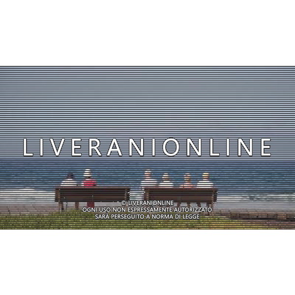 AGENZIA ALDO LIVERANI S A S 2006 NELLA FOTO ANZIANI AL MARE AGENZIA ALDO LIVERANI