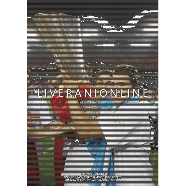 MIDDLESBROUGH-SIVIGLIA FINALE DI COPPA UEFA 10/05/2006 NELLA FOTO SAVIOLA CON LA COPPA UEFA AGENZIA ALDO LIVERANI