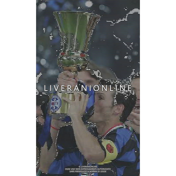 MILANO 11/5/2006 INTER-ROMA FINALE TIM CUP NELLA FOTO IL CAPITANO XAVIER ZANETTI BACIA LA COPPA FOTO ANDRY/AG ALDO LIVERANI