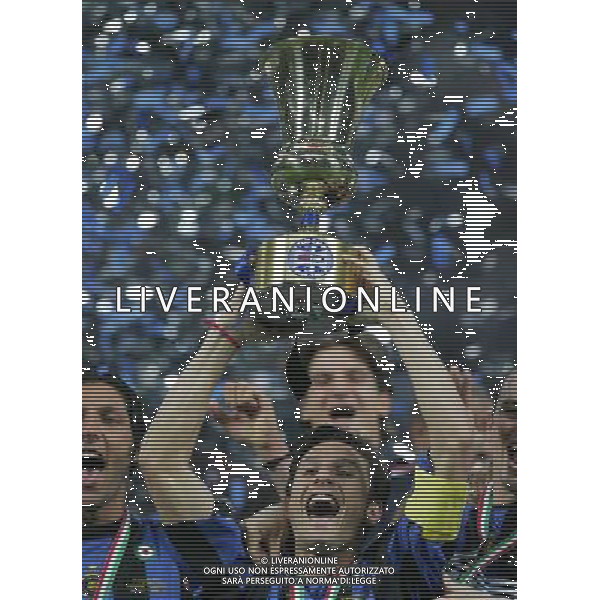 MILANO 11/5/2006 INTER-ROMA FINALE TIM CUP NELLA FOTO IL CAPITANO XAVIER ZANETTI CON LA COPPA FOTO ANDRY/AG ALDO LIVERANI