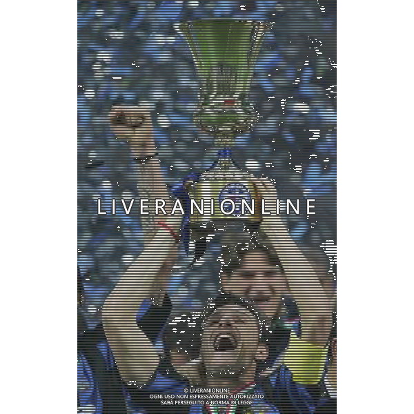 MILANO 11/5/2006 INTER-ROMA FINALE TIM CUP NELLA FOTO IL CAPITANO XAVIER ZANETTI CON LA COPPA FOTO ANDRY/AG ALDO LIVERANI