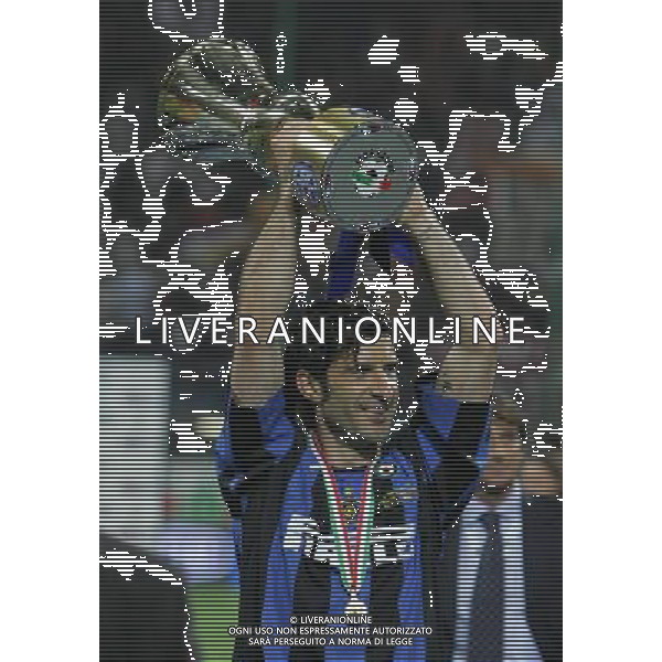 inter - roma finale ritorno coppa italia tim cup 11/05/2006 nella foto luis figo con la coppa ph luzzani/ag. aldo liverani