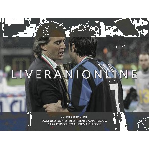 inter - roma finale ritorno coppa italia tim cup 11/05/2006 nella foto roberto mancini e luis figo con la coppa ph luzzani/ag. aldo liverani