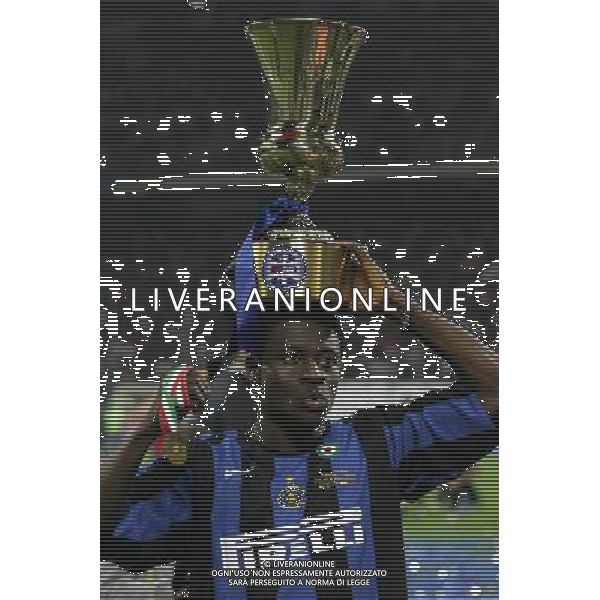 inter - roma finale ritorno coppa italia tim cup 11/05/2006 nella foto obafemi martins con la coppa ph luzzani/ag. aldo liverani
