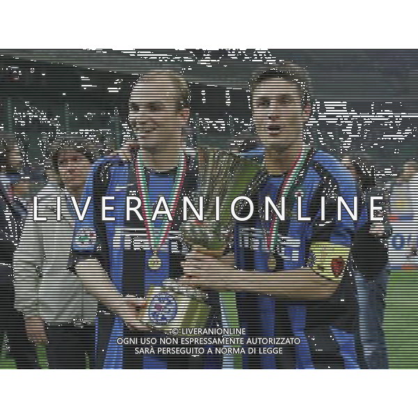 inter - roma finale ritorno coppa italia tim cup 11/05/2006 nella foto javier zanetti e cambiasso con la coppa ph luzzani/ag. aldo liverani