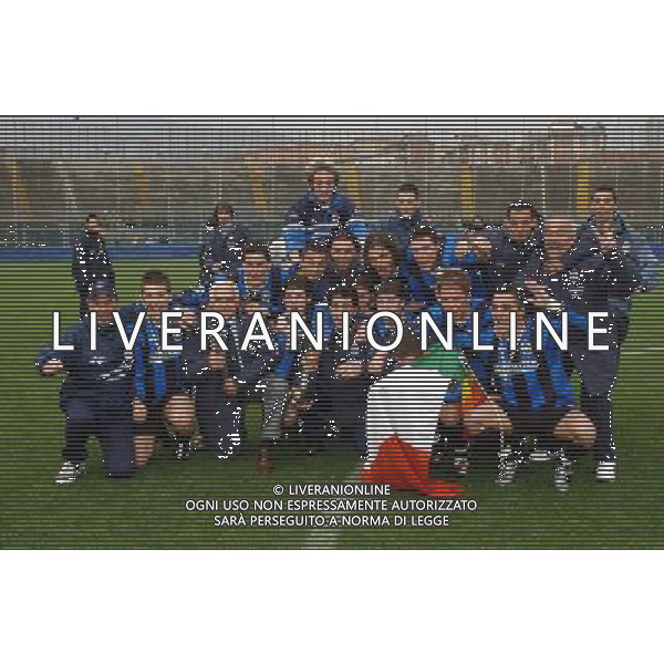 BERGAMO 02/04/2003 ATALANTA - LAZIO FINALE DI RITORNO DELLA COPPA ITALIA PRIMAVERA NELLA FOTO LA SQUADRA DELL\'ATALANTA VINCITRICE DELLA COPPA FOTO MARCO LUZZANI / AGENZIA ALDO LIVERANI