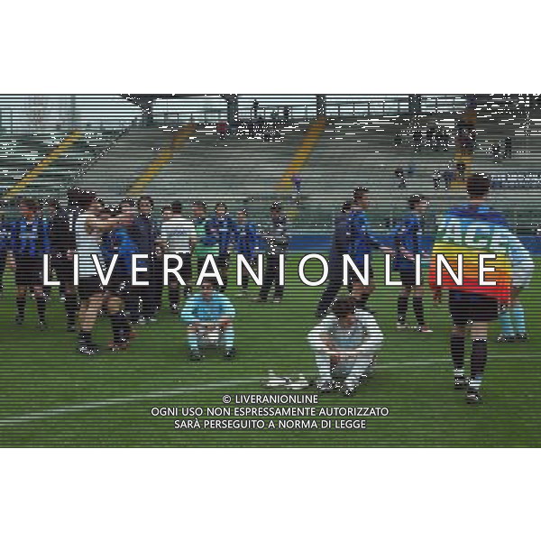 BERGAMO 02/04/2003 ATALANTA - LAZIO FINALE DI RITORNO DELLA COPPA ITALIA PRIMAVERA NELLA FOTO LA SQUADRA DELL\'ATALANTA VINCITRICE DELLA COPPA FOTO MARCO LUZZANI / AGENZIA ALDO LIVERANI