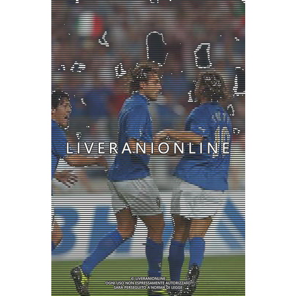 Stoccarda (ger) 20-08-03 Amichevole Germania - Italia Nazionale Calcio nella foto Vieri Christian e Totti Francesco esultano dopo il gol* foto marco luzzani/Ag. Aldo Liverani s.a.s.